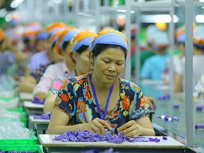 Tăng trưởng kinh tế của Việt Nam trong năm 2023 sẽ phụ thuộc đáng kể vào thị trường xuất khẩu. Trong ảnh: Sản xuất phụ kiện phục vụ sản xuất hàng xuất khẩu tại một doanh nghiệp ở Việt Nam. Ảnh: Đức Thanh