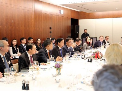 Trong khuôn khổ Hội nghị WEF Davos 2023, Phó Thủ tướng Trần Hồng Hà (thứ 4 từ trái sang) đối thoại với các tập đoàn, quỹ đầu tư. Ảnh: Tố Uyên-PV TTXVN tại Thụy Sỹ 