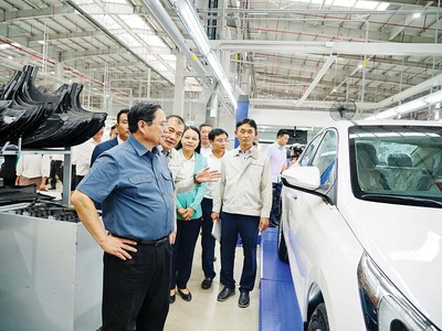 Thủ tướng Chính phủ Phạm Minh Chính cùng lãnh đạo tỉnh Ninh Bình tham quan dây chuyền sản xuất, lắp ráp ô tô Hyundai Thành Công