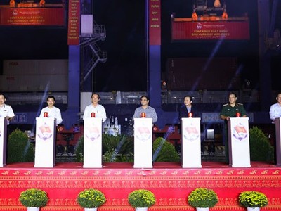 Thủ tướng Phạm MInh Chính (thứ tư từ trái qua) cùng lãnh đạo TP.HCM phát lệnh xuất khẩu lô hàng đầu xuân Quý Mão 2023