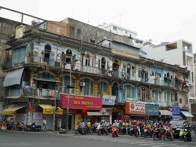 Người dân di dời khỏi chung cư “chờ sập” ở TP.HCM 