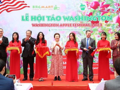 Rộn ràng mua sắm tại lễ hội táo Washington siêu thị BRGMart 2023