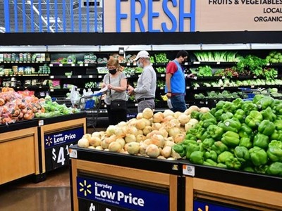 Người tiêu dùng mua sắm tại một cửa hàng ở thành phố Rosemead, bang California, Mỹ. Ảnh: AFP 