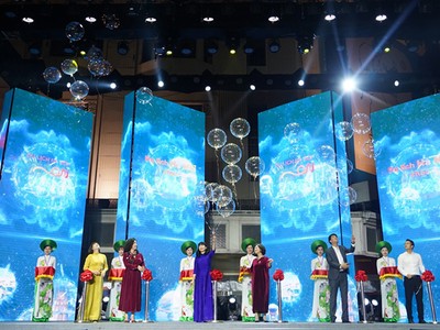 Các đại biểu thả bóng bay khai mạc chưng trình "Du lịch Hà Nội chào 2023 - Get on Hanoi 2023". (Ảnh: Hồ Hạ) 