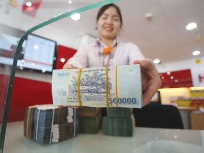 Trong bối cảnh tăng trưởng tín dụng ở mức thấp, một loạt ngân hàng triển khai các gói hỗ trợ lãi suất cho vay. Ảnh: Dũng Minh 