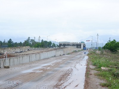 Dự án đường vành đai phía Tây sau hơn 4 năm thi công vẫn chưa hoàn thành. Trong ảnh: đoạn nút giao với Quốc lộ 14B (ảnh chụp tháng 2/2023).