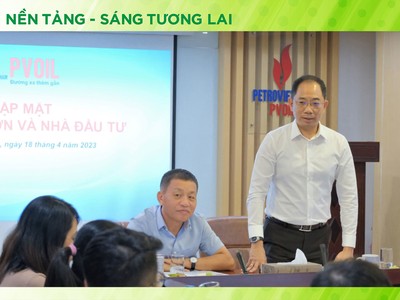 Lãnh đạo PVOIL trao đổi, giải đáp các thắc mắc của nhà đầu tư