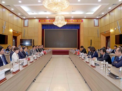 Bộ trưởng Bộ Kế hoạch và Đầu tư Nguyễn Chí Dũng tiếp ông Nikai Toshihiro, Chủ tịch Liên minh nghị sĩ hữu nghị Nhật Bản - Việt Nam cùng đoàn công tác (Ảnh: Đức Trung)