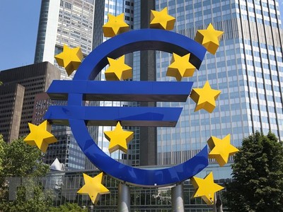 Biểu tượng đồng euro ở phía trước trụ sở Ngân hàng trung ương châu Âu (ECB) tại Frankfurt am Main, Đức. (Ảnh: AFP/TTXVN)