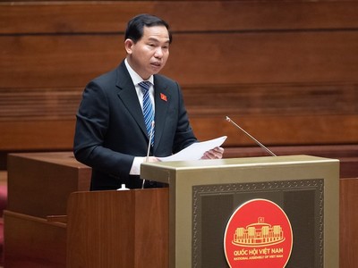 Chủ nhiệm Ủy ban Tài chính - Ngân sách Lê Quang Mạnh trình bày báo cáo thẩm tra.