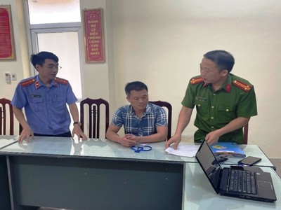 Cơ quan chức năng tống đạt các Quyết định, Lệnh đối với các bị can. Ảnh: VKSHN