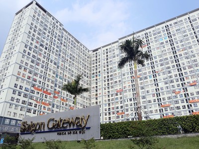 Cư dân chung cư Saigon Gateway treo băng rôn đòi chủ đầu tư làm sổ hồng. Ảnh: Việt Dũng