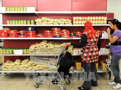 Người dân mua sắm tại một siêu thị ở Vienna, Áo. Ảnh: AFP/TTXVN