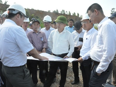 Bí thư Thành uỷ Đà Nẵng, ông Nguyễn Văn Quảng kiểm tra thực tế Dự án đầu tư xây dựng hạ tầng kỹ thuật Cụm công nghiệp Cẩm Lệ.