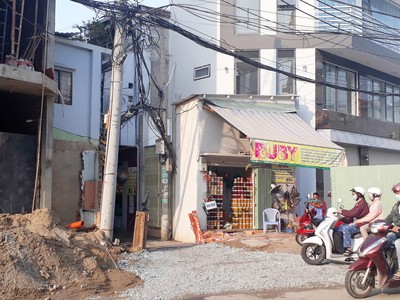 Những căn nhà “siêu nhỏ” trên đường Bùi Đình Túy. Ảnh: Việt Dũng 