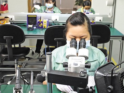 Sản xuất sản phẩm bán dẫn và cảm biến công nghiệp tại Nhà máy Pepperl+Fuchs (Đức) ở Khu chế xuất Tân Thuận (TP.HCM).