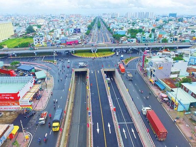Hạ tầng giao thông thuận lợi giúp các dự án bất động sản tăng giá. Trong ảnh: Hầm chui An Sương kết nối TP.HCM đi Tây Ninh. 