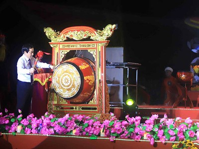 Phó Bí thư thường trực Tỉnh ủy, Chủ tịch HĐND tỉnh Thái Bình Nguyễn Tiến Thành đánh trống khai hội chùa Keo mùa Thu 2023. 