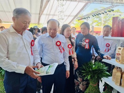 Lãnh đạo tỉnh Thái Bình, các sở ngành và huyện Vũ Thư tham quan các gian hàng tại Hội chợ