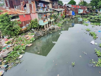 Một đoạn rạch Xuyên Tâm thuộc địa bàn quận Bình Thạnh bị ô nhiễm nặng - Ảnh: Lê Toàn