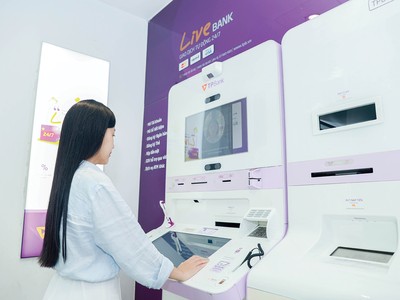 Khách hàng dùng công nghệ eKYC để mở tài khoản tại ngân hàng tự động LiveBank 24/7, mà không cần ra phòng giao dịch