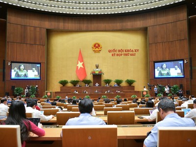 Các đại biểu Quốc hội chất vấn Thống đốc Ngân hàng Nhà nước Nguyễn Thị Hồng.