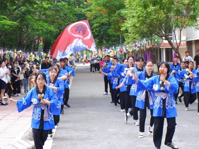 Sinh viên ngành Ngôn ngữ Nhật Bản của Trường đại học Hạ Long trong điệu nhảy truyền thống Yosakoi (Nhật Bản) tại chương trình giao lưu văn nghệ, ngày hội văn hóa Nhật bản, nhân dịp kỷ niệm 50 năm thiết lập quan hệ ngoại giao Nhật Bản - Việt Nam.