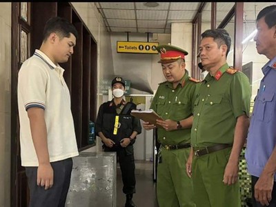 Cơ quan công an đọc lệnh bắt ông Lê Dương.