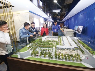 Thu nhập giảm sút khiến nhiều người đắn đo khi đi vay mua nhà. Ảnh: Dũng Minh 