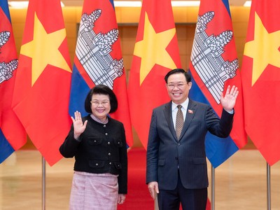 Chủ tịch Quốc hội Vương Đình Huệ đón và hội đàm với Chủ tịch Quốc hội Vương quốc Campuchia Samdech Khuon Sudary (Ảnh: Quochoi.vn)