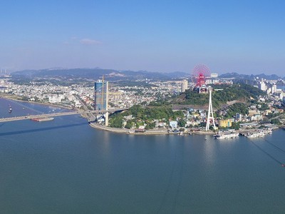 Vịnh Hạ Long là đại diện duy nhất của Việt Nam trong danh sách 24 điểm du lịch nhất định phải thử 2024. Ảnh: Shutterstock