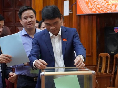 Các đại biểu HĐND tỉnh Quảng Bình bỏ phiếu tín nhiệm tại kỳ họp thứ 12, HĐND tỉnh Quảng Bình khoá XVIII nhiệm kỳ 2021-2026.