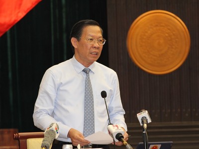 Chủ tịch UBND TP.HCM Phan Văn Mãi trả lời chất vấn. Ảnh: Thành Nhân