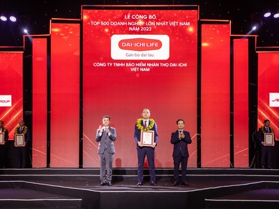 Đại diện Ban Giám đốc Dai-ichi Life Việt Nam nhận giải thưởng Top 500 Doanh nghiệp lớn nhất Việt Nam 2023 