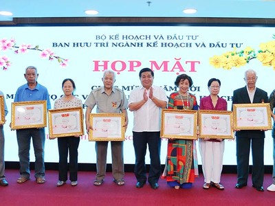 Bộ trưởng Nguyễn Chí Dũng chúc Tết cán bộ cao tuổi ngành Kế hoạch và Đầu tư tại TP.HCM