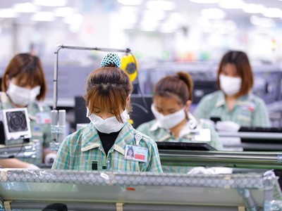 Trong tháng đầu tiên của năm 2024, xuất khẩu điện thoại, máy tính tăng trưởng khá. Trong ảnh: sản xuất tại Công ty Samsung