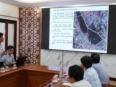 Đơn vị tư vấn báo cáo đề án điều chỉnh Quy hoạch phân khu tỉ lệ 1/2.000 phía bắc đường Trần Phú. Ảnh: Thanh Huy.