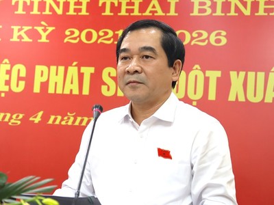 Phó Bí thư thường trực Tỉnh ủy, Chủ tịch HĐND tỉnh Thái Bình Nguyễn Tiến Thành phát biểu tại kỳ họp.