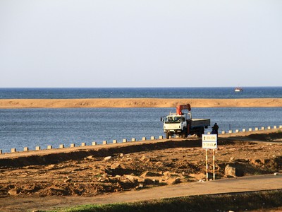 Hoạt động lấn biển mang đến cơ hội gia tăng quỹ đất cho các đô thị ven biển. Ảnh: Thành Nguyễn 