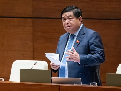 Bộ trưởng Bộ Kế hoạch và đầu tư Nguyễn Chí Dũng báo cáo giải trình.