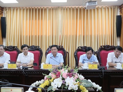 Phó chủ tịch thường trực UBND tỉnh Thái Bình Nguyễn Quang Hưng, lãnh đạo các sở, ngành liên quan làm việc với Liên chi hội Bất động sản công nghiệp Việt Nam.