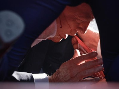 Ông Trump bị thương ở tai phải. (Nguồn: Getty Images)