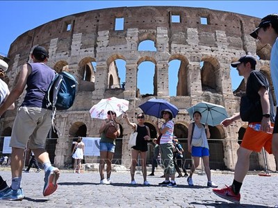 Khách du lịch tham quan Đấu trường La Mã ở Rome, Italy ngày 12/7/2024. Ảnh: THX/TTXVN