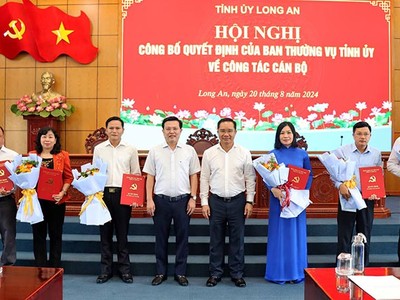 Bí thư Tỉnh ủy Long An Nguyễn Văn Được (thứ 4 từ phải qua), Phó Bí thư Thường trực Tỉnh ủy Long An Nguyễn Thanh Hải (thứ 4 từ trái qua) cùng cán bộ được trao quyết định. Nguồn: longan.gov.vn