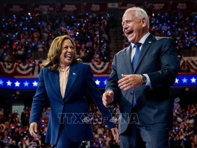 Phó Tổng thống Mỹ Kamala Harris (trái) và Thống đốc bang Minnesota Tim Walz tại chiến dịch vận động tranh cử ở Philadelphia, Pennsylvania, Mỹ, ngày 6/8/2024. Ảnh: Getty Images/TTXVN