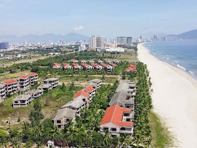 Dự án Khu du lịch biển The Song trên tuyến đường ven biển Đà Nẵng xây dựng dang dở, hoang phế.