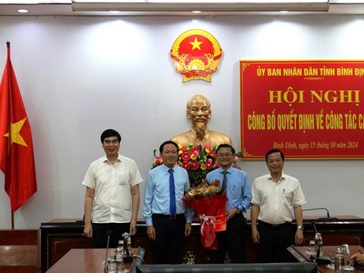 Ông Nguyễn Tự Công Hoàng, Phó chủ tịch UBND tỉnh Bình Định (thứ 2 từ bên phải qua) được phân công kiêm nhiệm Trưởng ban Ban Quản lý Khu kinh tế tỉnh Bình Định. Ảnh: T.Đ.