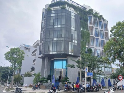 Nhiều khách hàng kéo đến trụ sở Công ty GFDI trên đường 29/3, phường Hòa Xuân trong sáng ngày 6/11 để đòi lại tiền. Ảnh Hoàng Anh