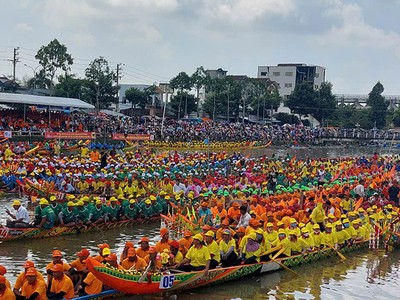 Sôi động đường đua ghe Ngo Sóc Trăng 