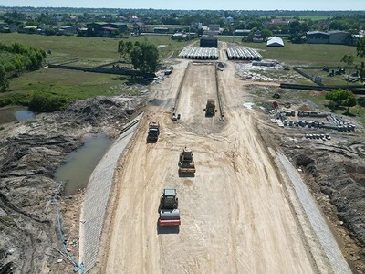 Thi công Dự án xây dựng cải tạo, nâng cấp Quốc lộ 12A đoạn tránh Ba Đồn và đoạn tránh nhà máy xi măng Sông Gianh. (Ảnh:Anh Tuấn - Báo Quảng Bình). 